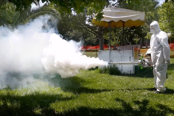 Sử dụng thuốc diệt muỗi Permethrin 50EC tại các khu vực lớn như sân vườn, kho bãi