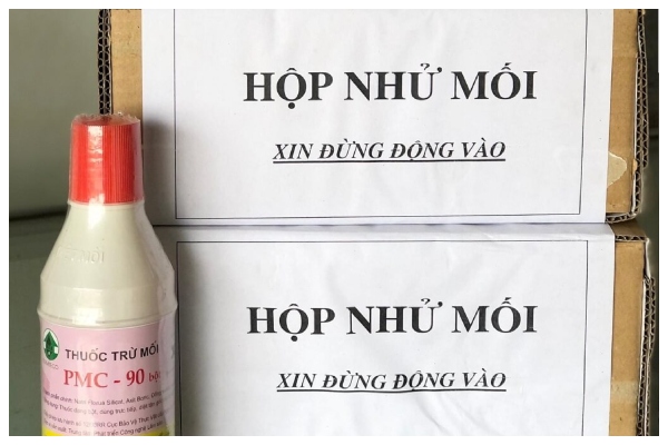 Hộp nhử mối là một chiếc hộp nhỏ chứa thức ăn mà mối ưa thích