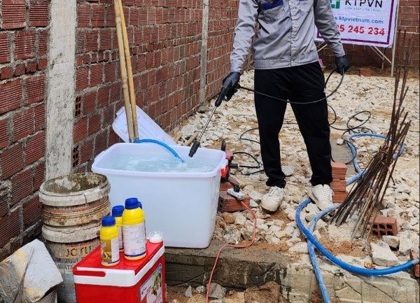 Kỹ thuật viên Diệt Mối Tuấn Thành tiến hành phun thuốc diệt mối