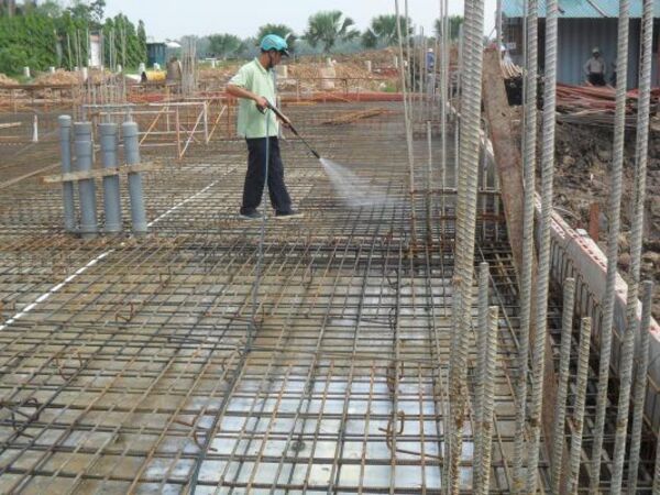 Phun thuốc chống mối Map Sedan 48EC cho công trình xây dựng