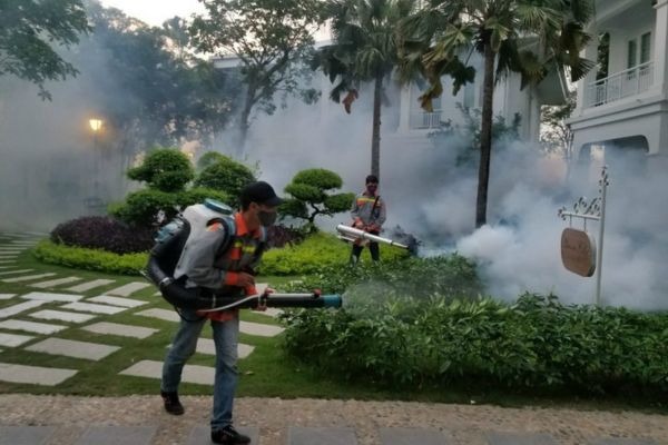 Kỹ thuật viên Tuấn Thành phun thuốc trong quy trình diệt mối tận gốc giá rẻ